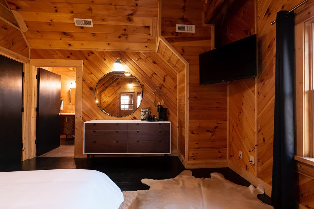 Chic Cabin w/ Fast WiFi & Fire Pit near Fun #40