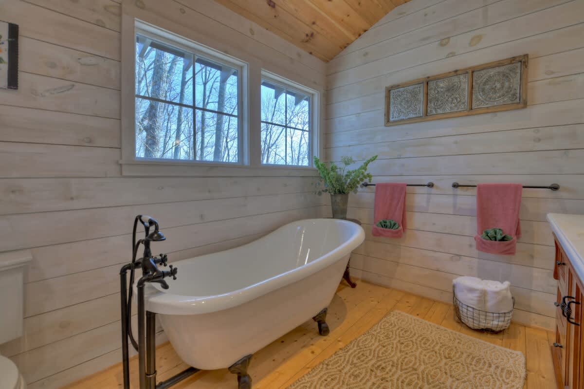 Luxury 5BR Cabin | Hot Tub & Mtn Views | Secluded #10