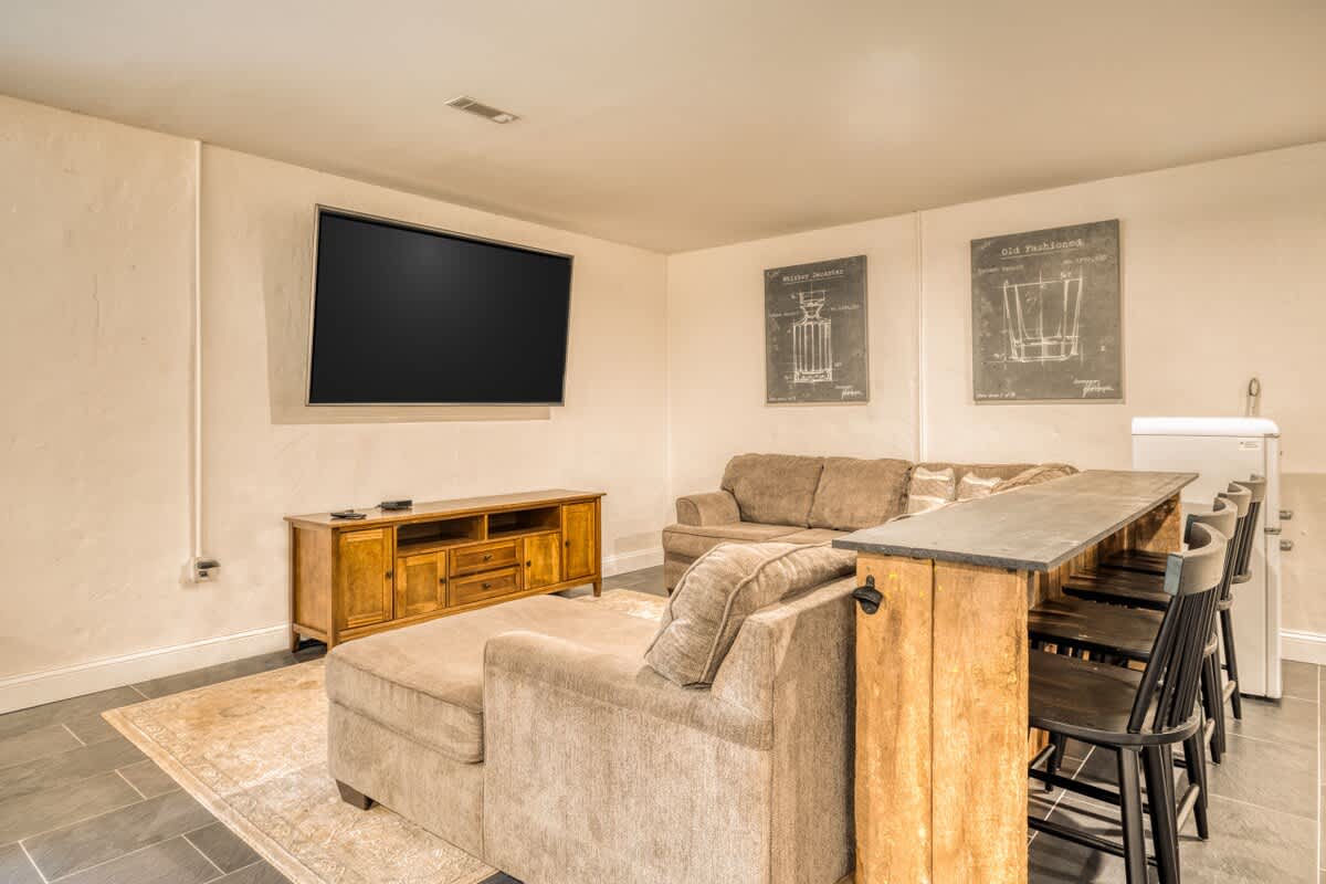 Creekfront 30-Acre Retreat • Hot Tub & Firepit #5
