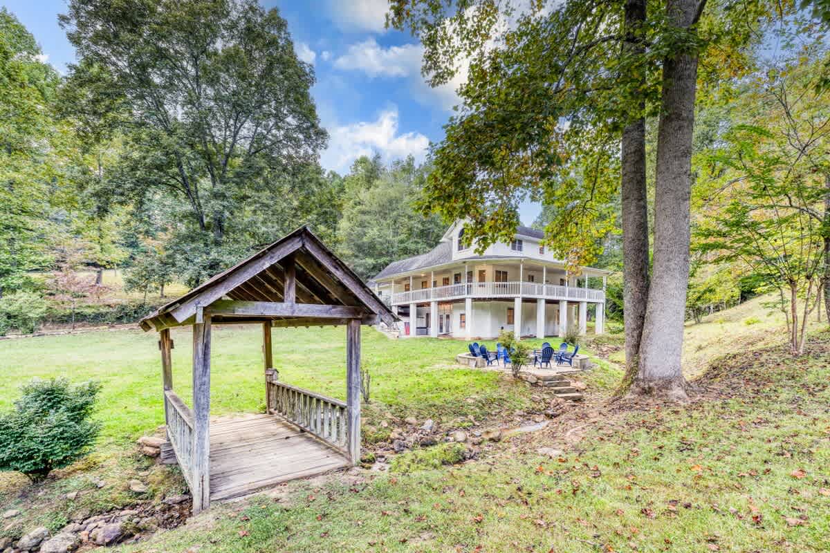 Creekfront 30-Acre Retreat • Hot Tub & Firepit #6