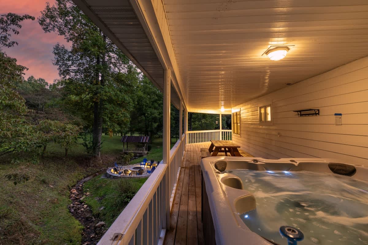 Creekfront 30-Acre Retreat • Hot Tub & Firepit #38
