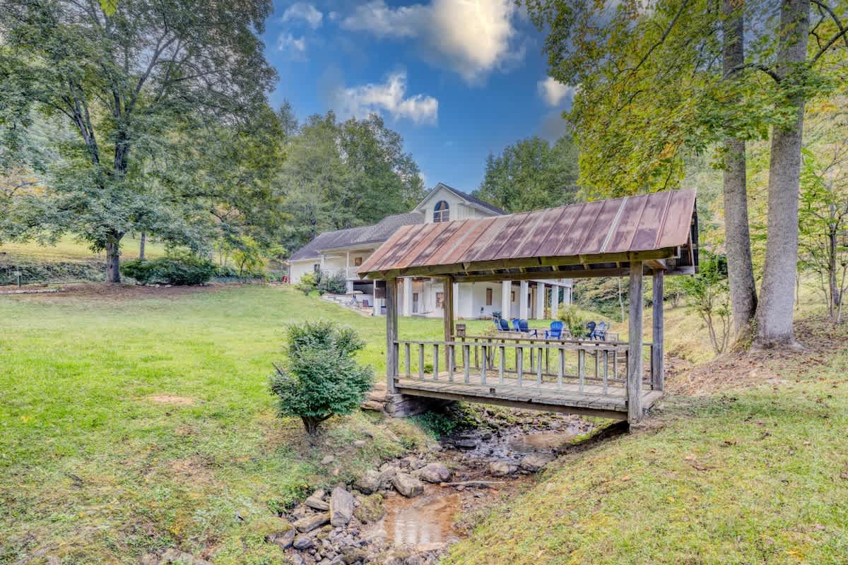 Creekfront 30-Acre Retreat • Hot Tub & Firepit #57