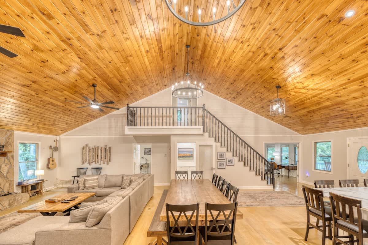 Creekfront 30-Acre Retreat • Hot Tub & Firepit #48
