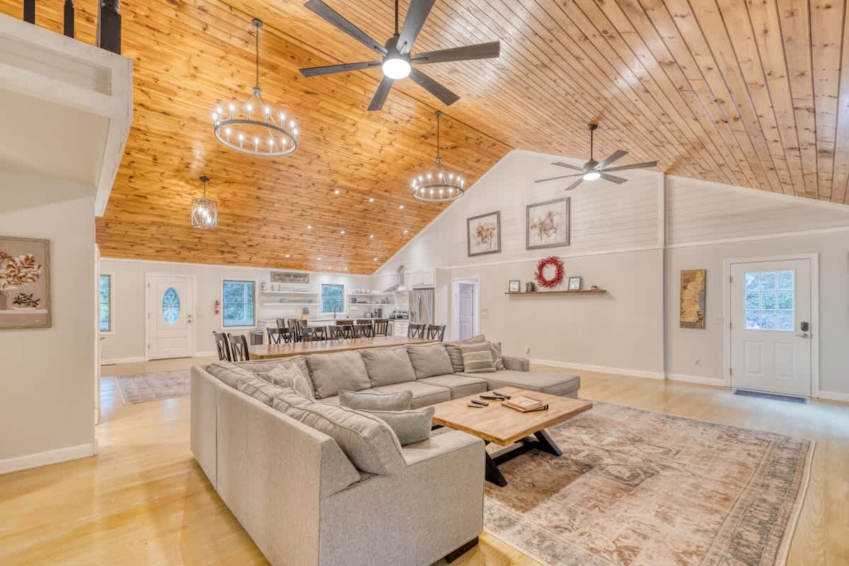 Creekfront 30-Acre Retreat • Hot Tub & Firepit #35