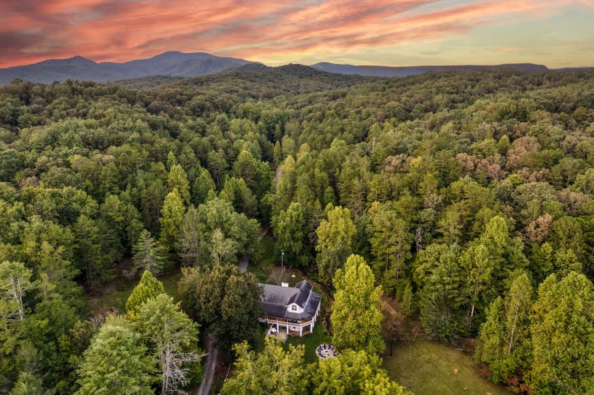 Creekfront 30-Acre Retreat • Hot Tub & Firepit #7
