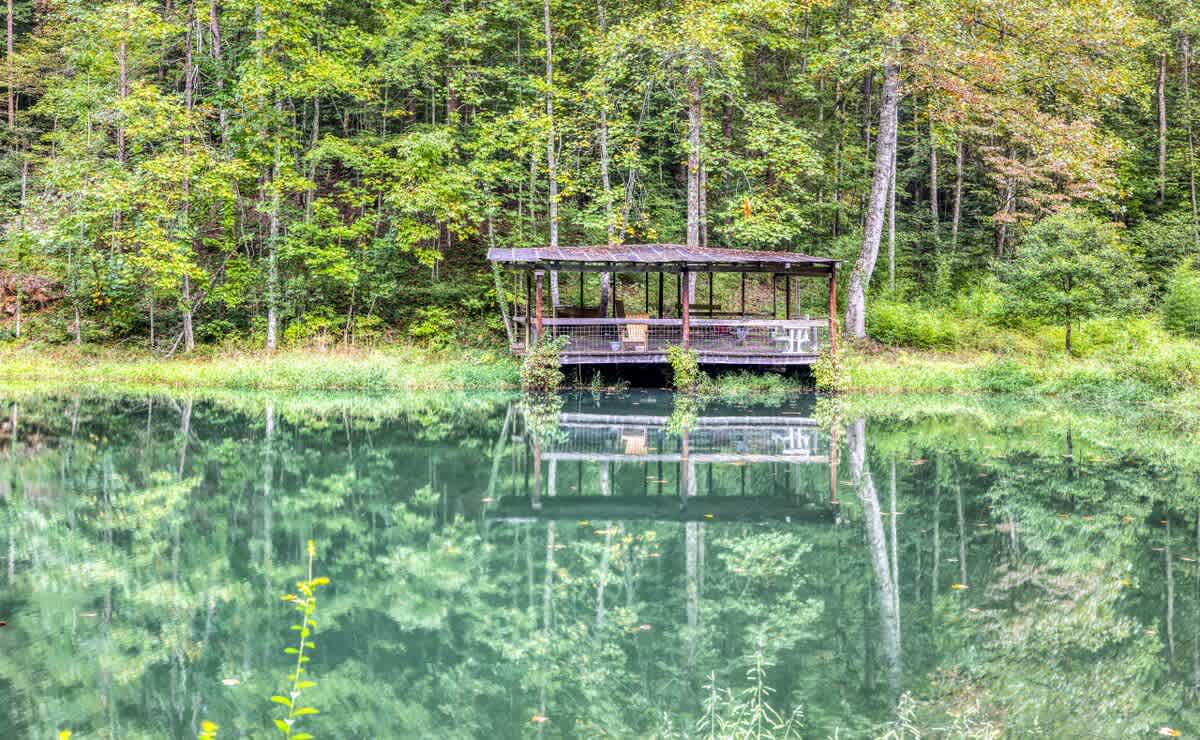 Creekfront 30-Acre Retreat • Hot Tub & Firepit #23