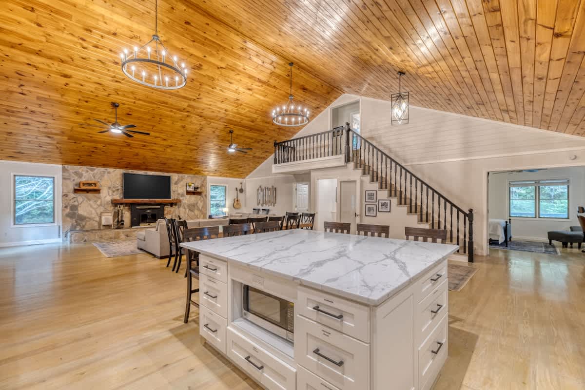 Creekfront 30-Acre Retreat • Hot Tub & Firepit #28