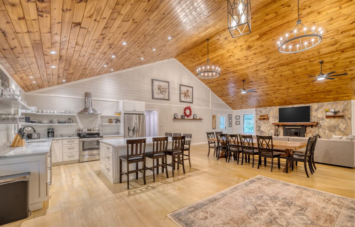 Creekfront 30-Acre Retreat • Hot Tub & Firepit #53