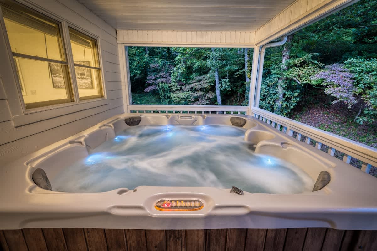 Creekfront 30-Acre Retreat • Hot Tub & Firepit #25
