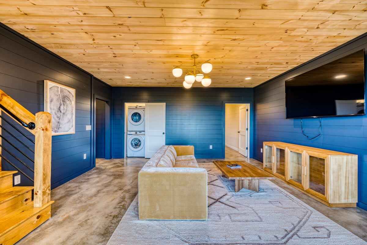 6 Bedroom Mountain Cabin w/ Hot Tub & Game Room #71