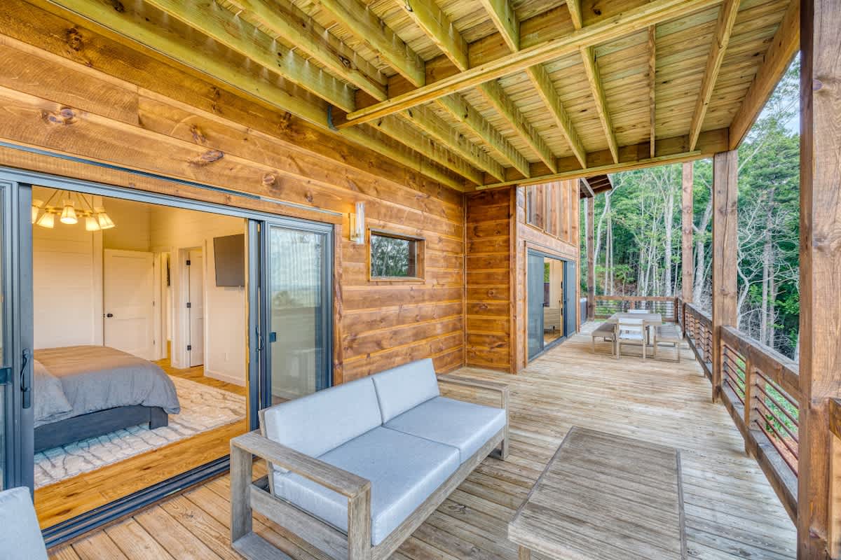6 Bedroom Mountain Cabin w/ Hot Tub & Game Room #68