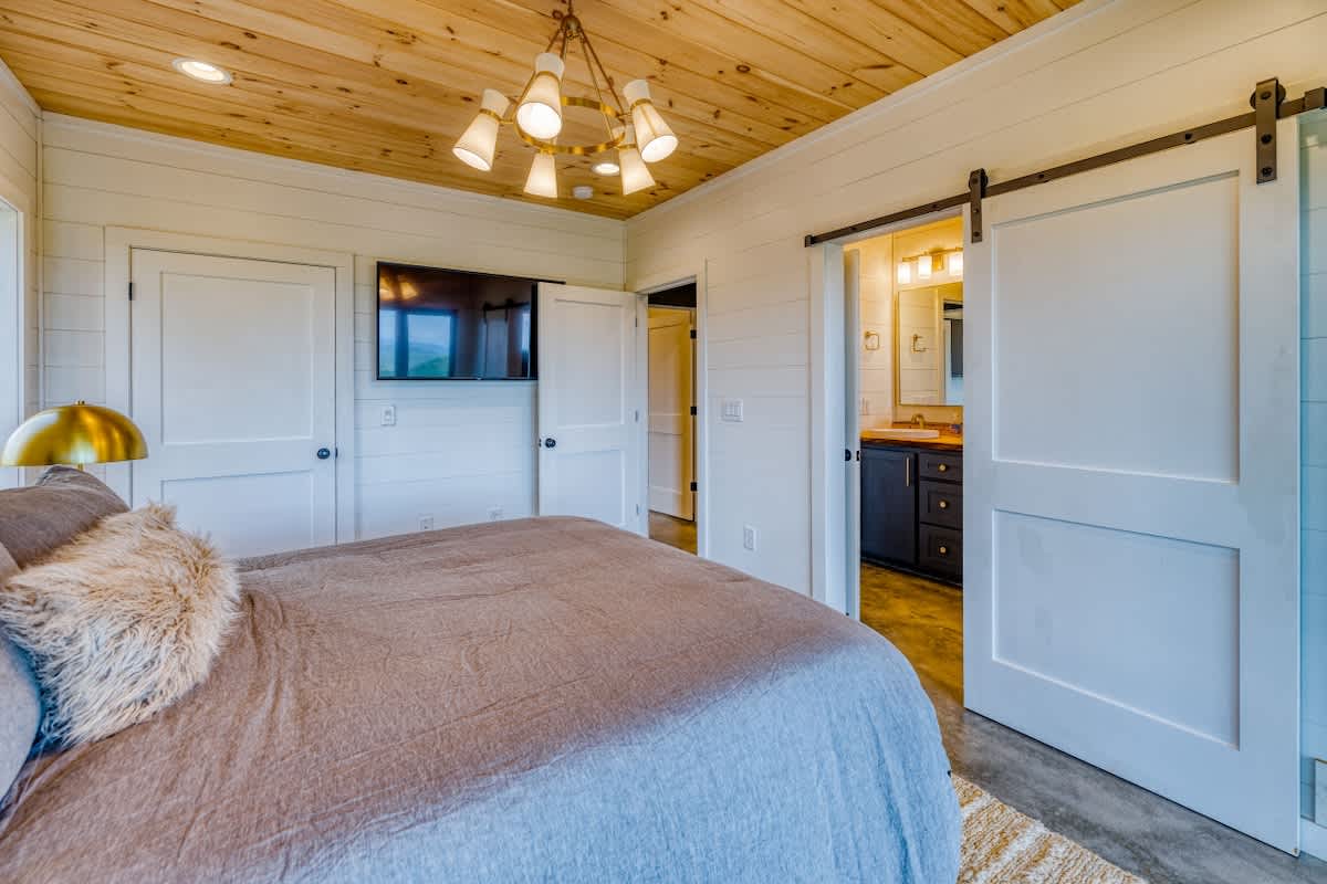 6 Bedroom Mountain Cabin w/ Hot Tub & Game Room #67