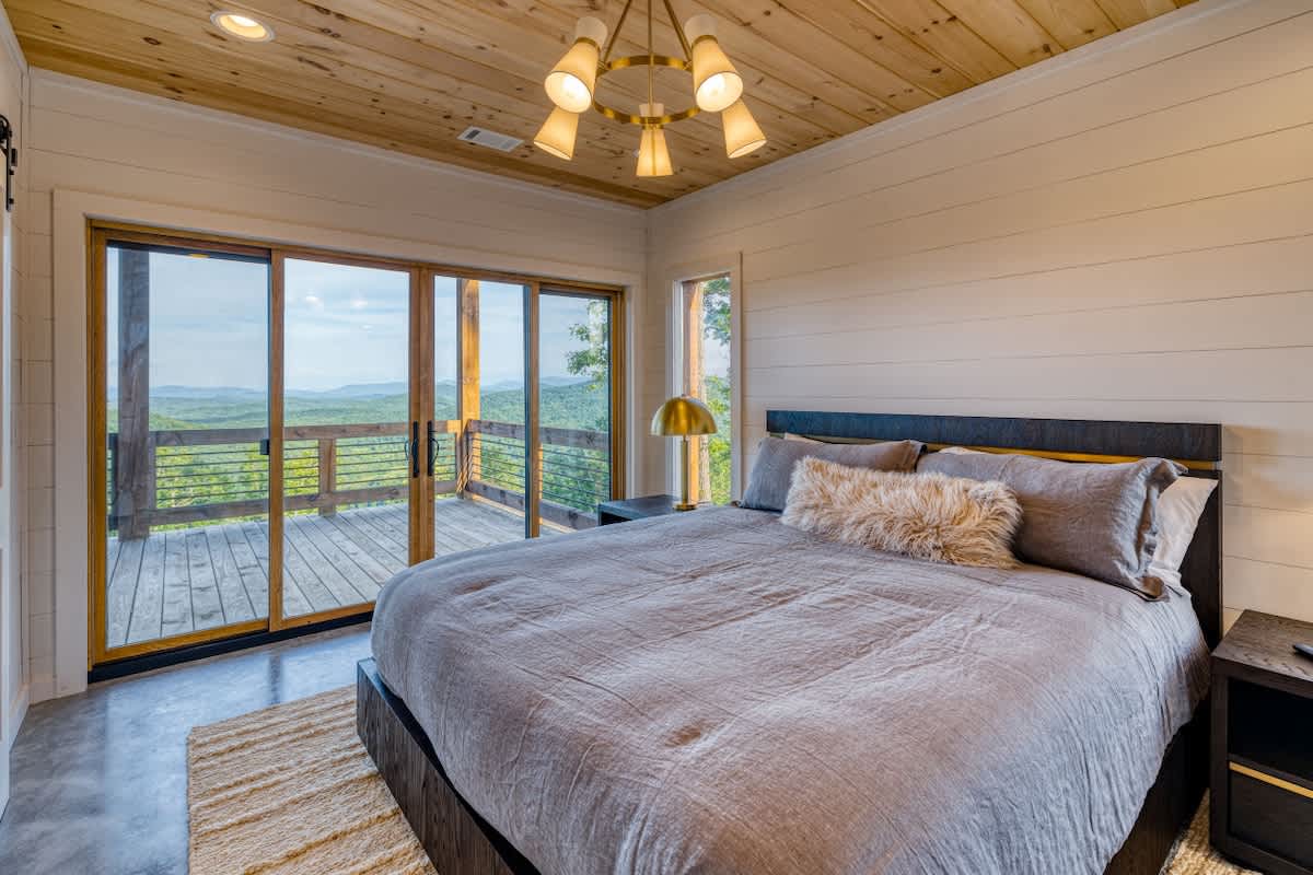 6 Bedroom Mountain Cabin w/ Hot Tub & Game Room #37