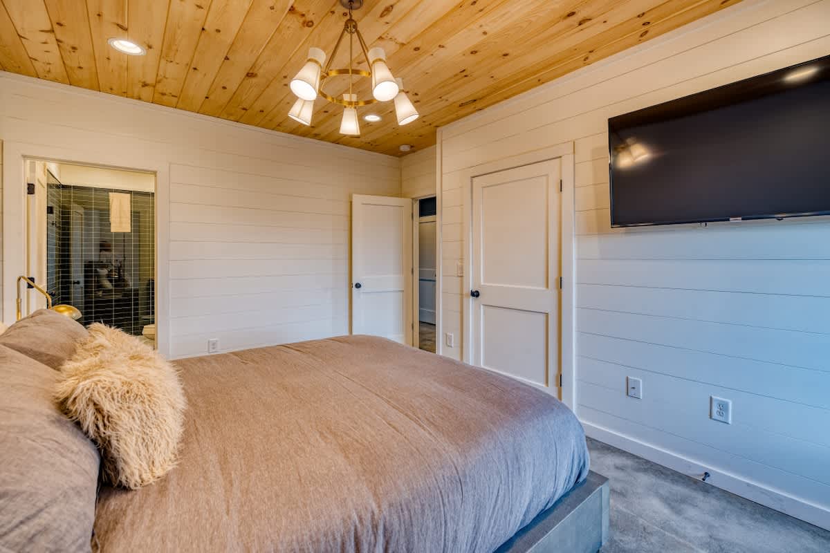 6 Bedroom Mountain Cabin w/ Hot Tub & Game Room #50