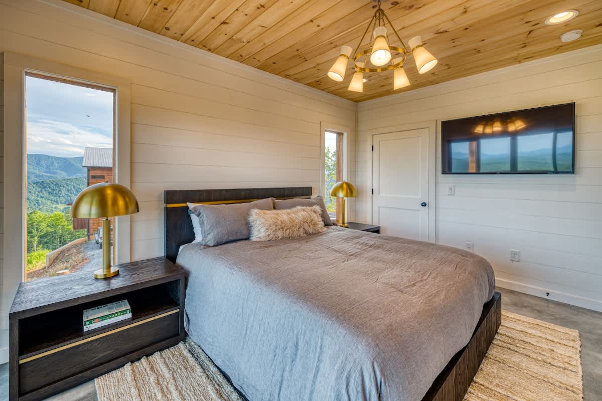 6 Bedroom Mountain Cabin w/ Hot Tub & Game Room #58