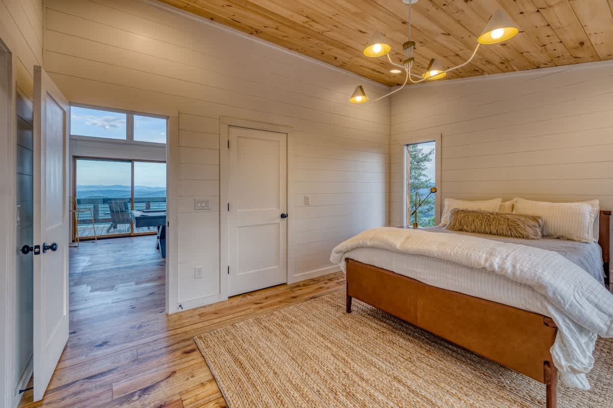 6 Bedroom Mountain Cabin w/ Hot Tub & Game Room #74