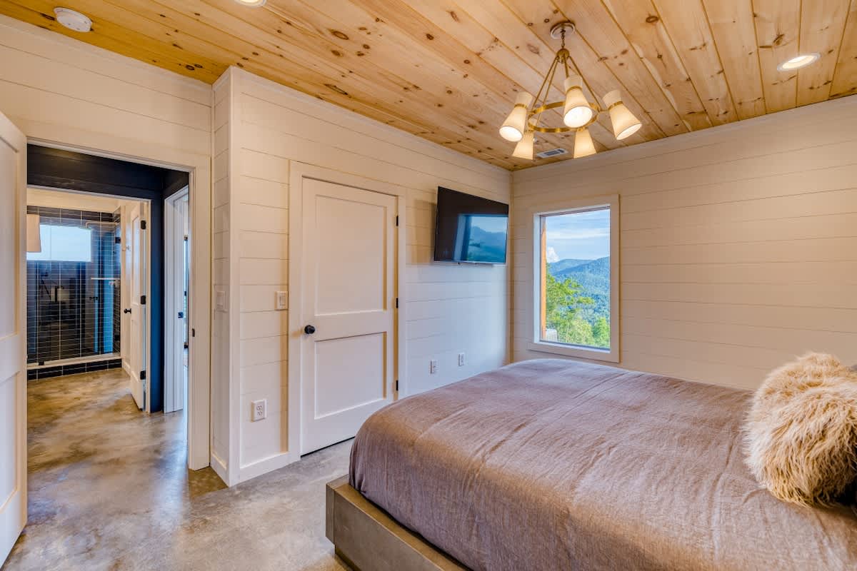 6 Bedroom Mountain Cabin w/ Hot Tub & Game Room #45