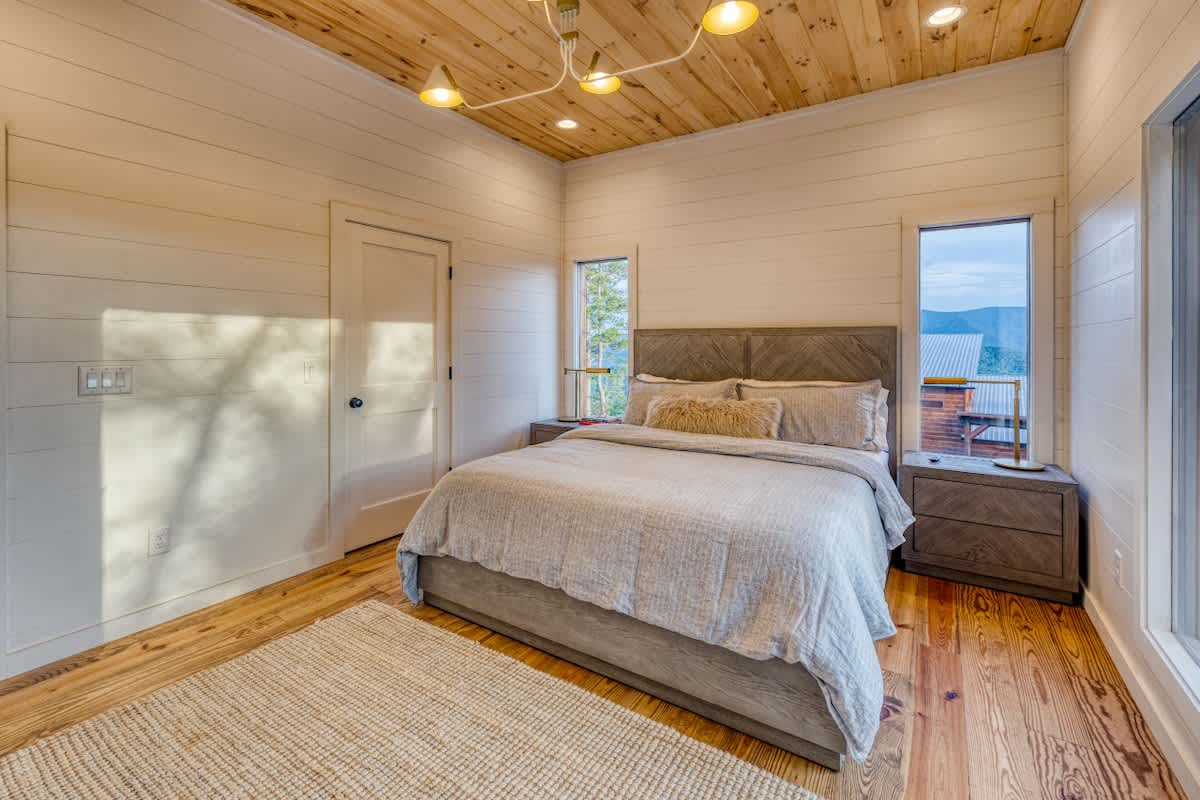 6 Bedroom Mountain Cabin w/ Hot Tub & Game Room #43