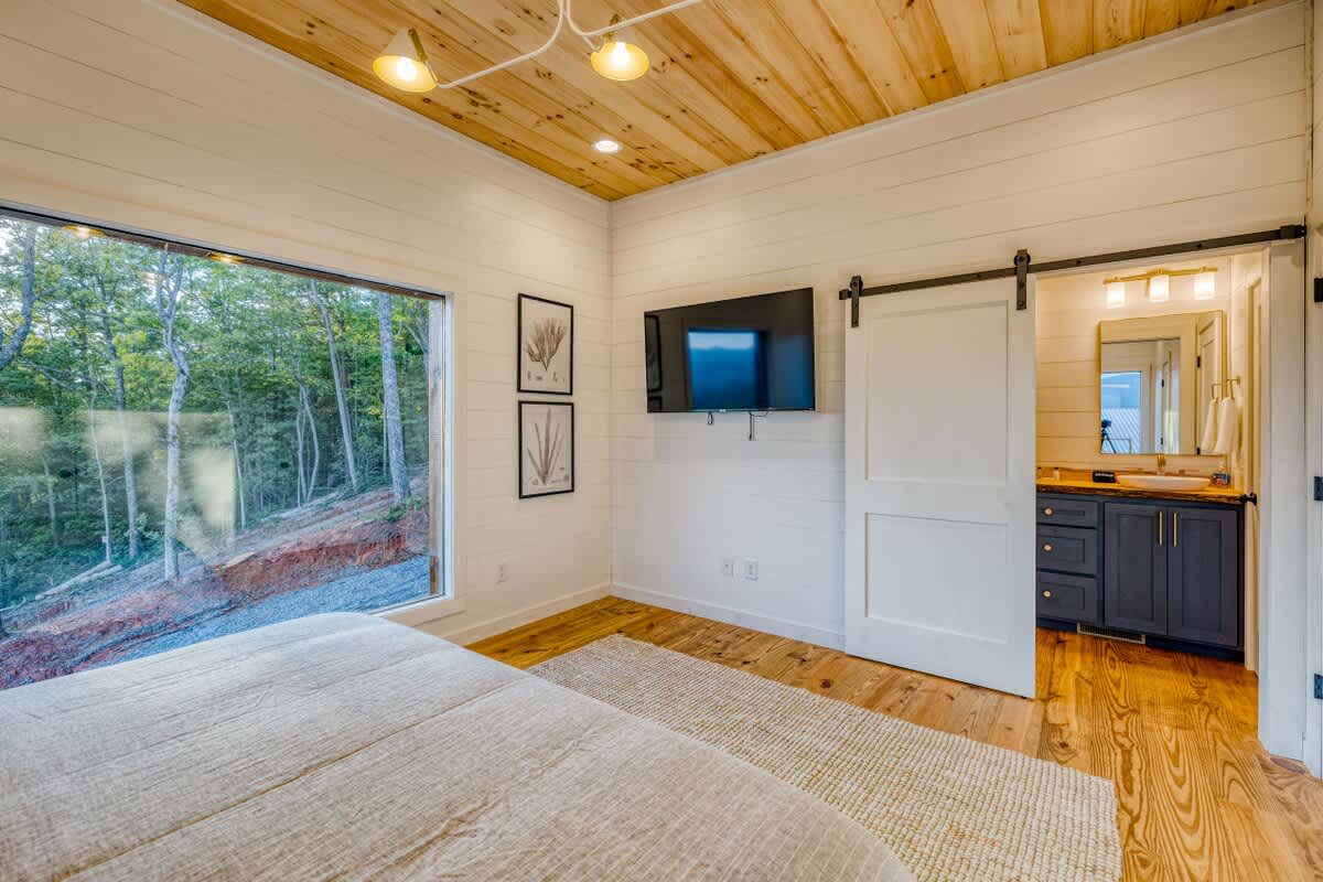 6 Bedroom Mountain Cabin w/ Hot Tub & Game Room #70