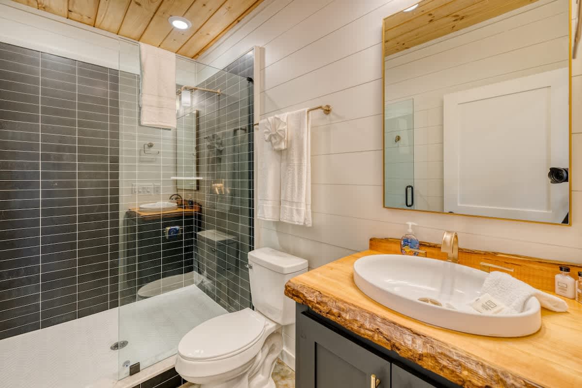 6 Bedroom Mountain Cabin w/ Hot Tub & Game Room #59