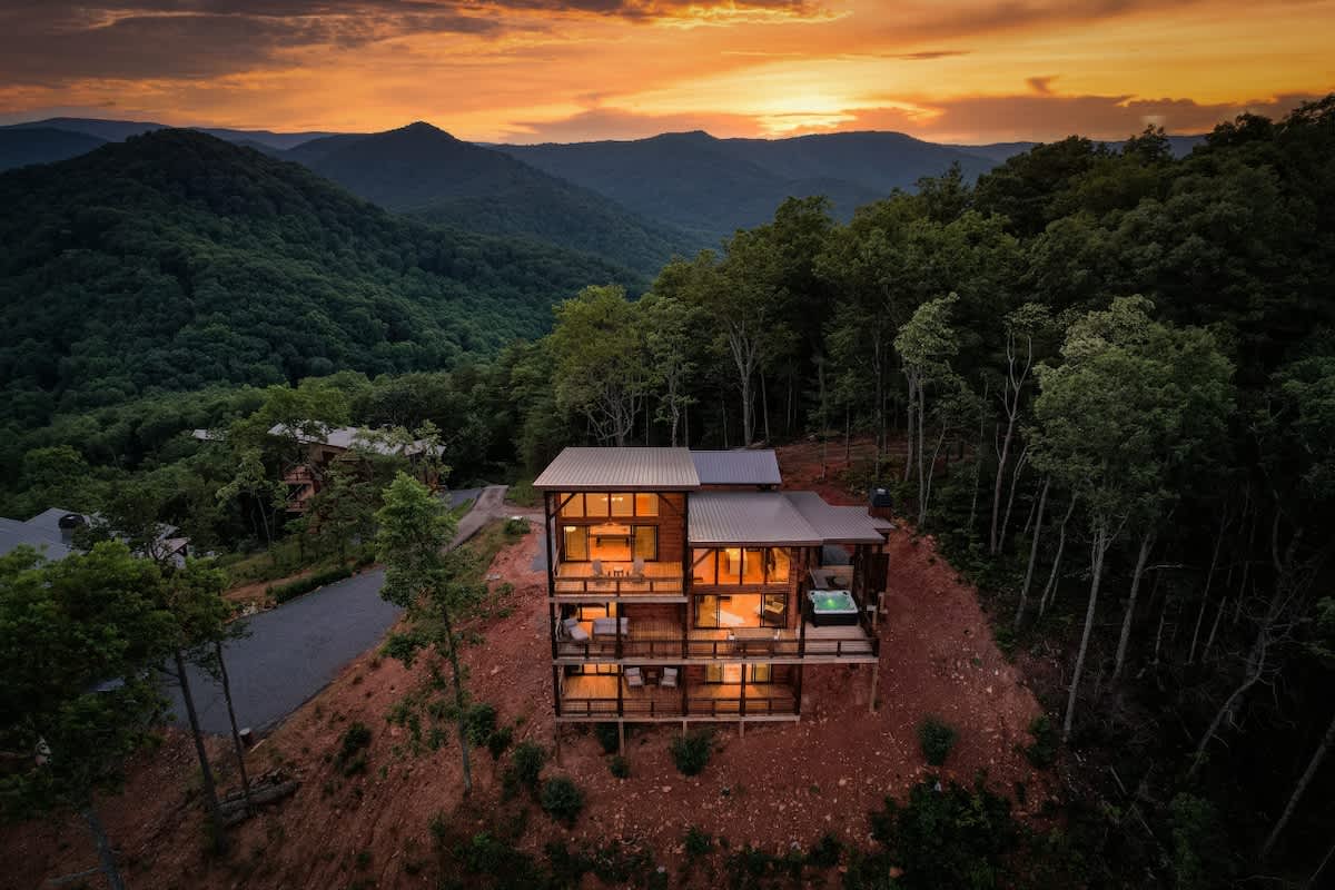 6 Bedroom Mountain Cabin w/ Hot Tub & Game Room #54