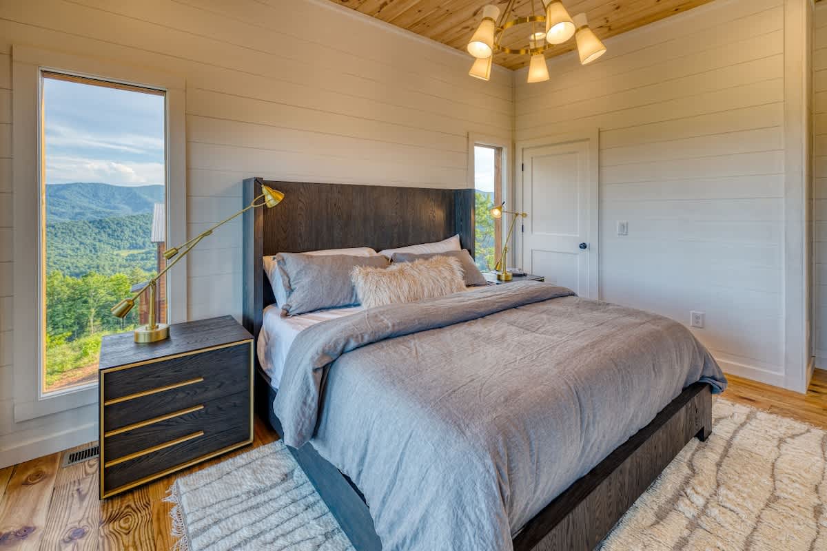 6 Bedroom Mountain Cabin w/ Hot Tub & Game Room #28