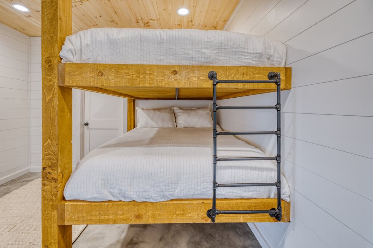 6 Bedroom Mountain Cabin w/ Hot Tub & Game Room #38