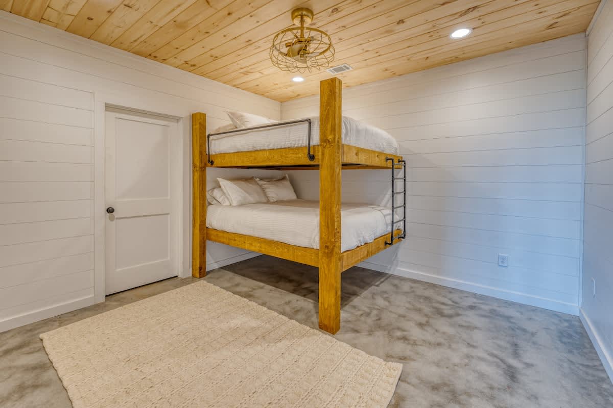 6 Bedroom Mountain Cabin w/ Hot Tub & Game Room #32