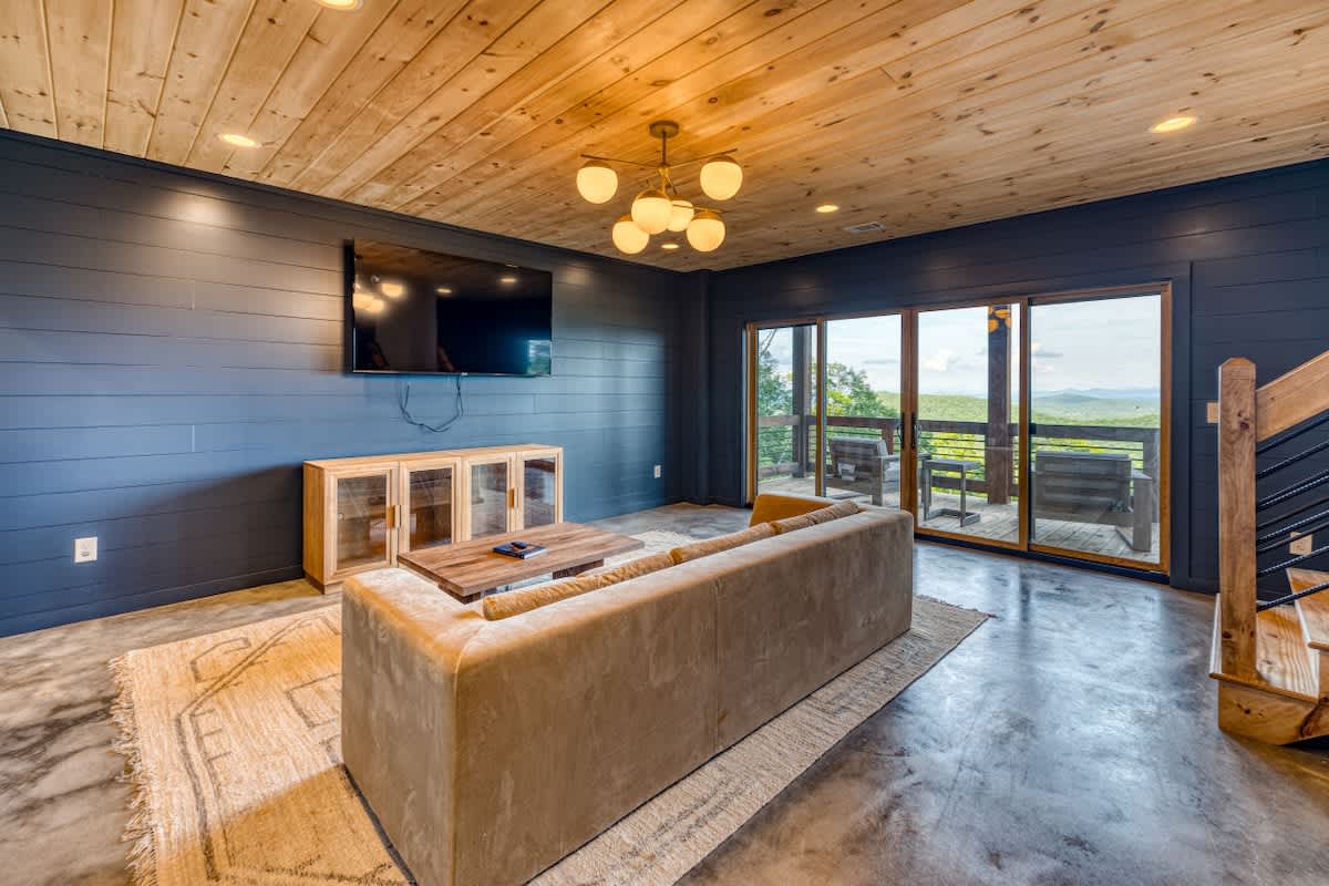 6 Bedroom Mountain Cabin w/ Hot Tub & Game Room #66