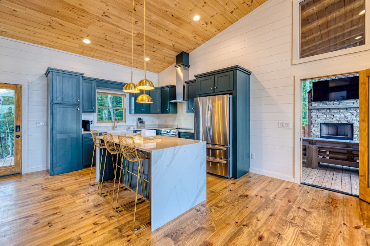 6 Bedroom Mountain Cabin w/ Hot Tub & Game Room #65