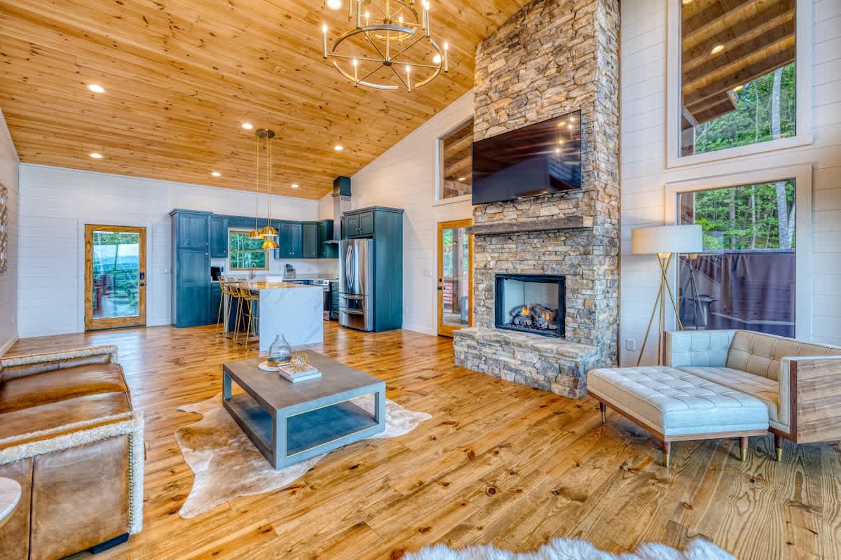 6 Bedroom Mountain Cabin w/ Hot Tub & Game Room #47