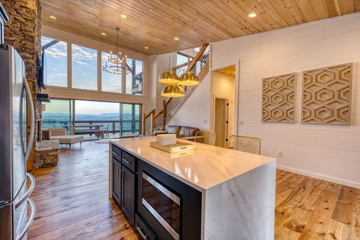 6 Bedroom Mountain Cabin w/ Hot Tub & Game Room #75