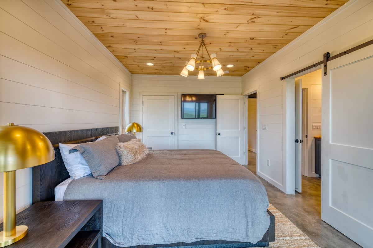6 Bedroom Mountain Cabin w/ Hot Tub & Game Room #42