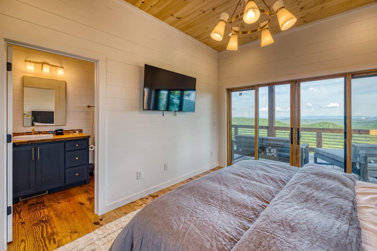 6 Bedroom Mountain Cabin w/ Hot Tub & Game Room #61