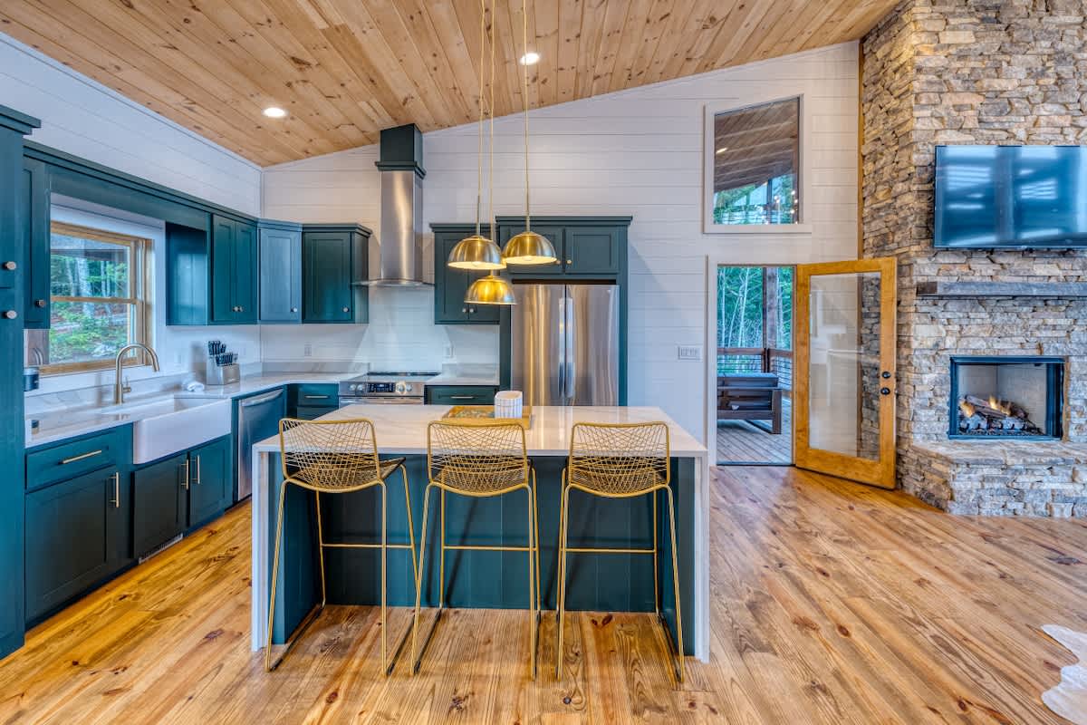 6 Bedroom Mountain Cabin w/ Hot Tub & Game Room #23