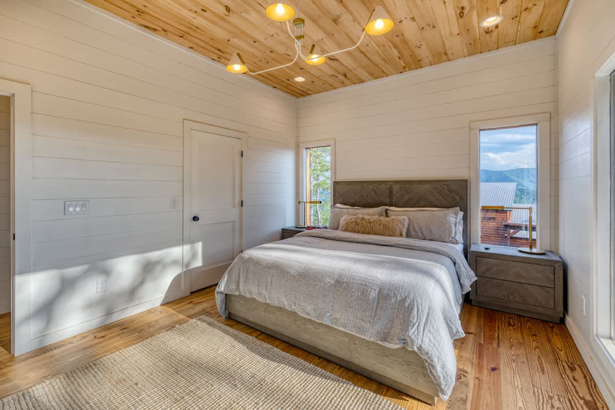 6 Bedroom Mountain Cabin w/ Hot Tub & Game Room #62