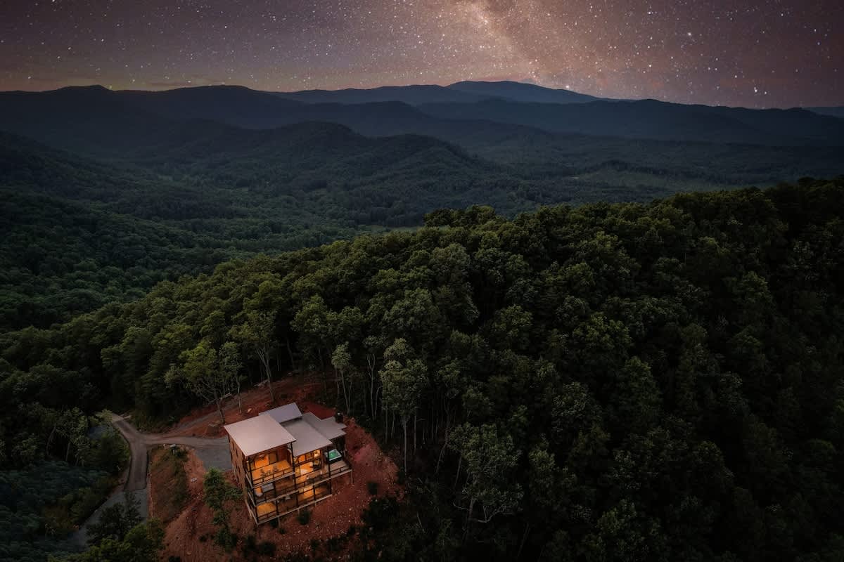 6 Bedroom Mountain Cabin w/ Hot Tub & Game Room #56