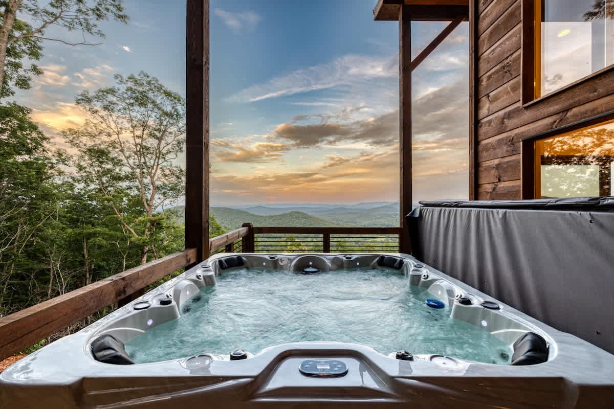6 Bedroom Mountain Cabin w/ Hot Tub & Game Room #69