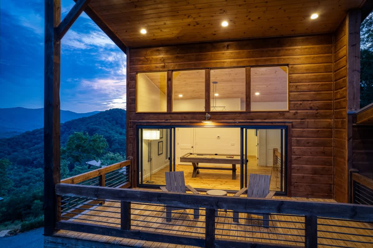 6 Bedroom Mountain Cabin w/ Hot Tub & Game Room #40