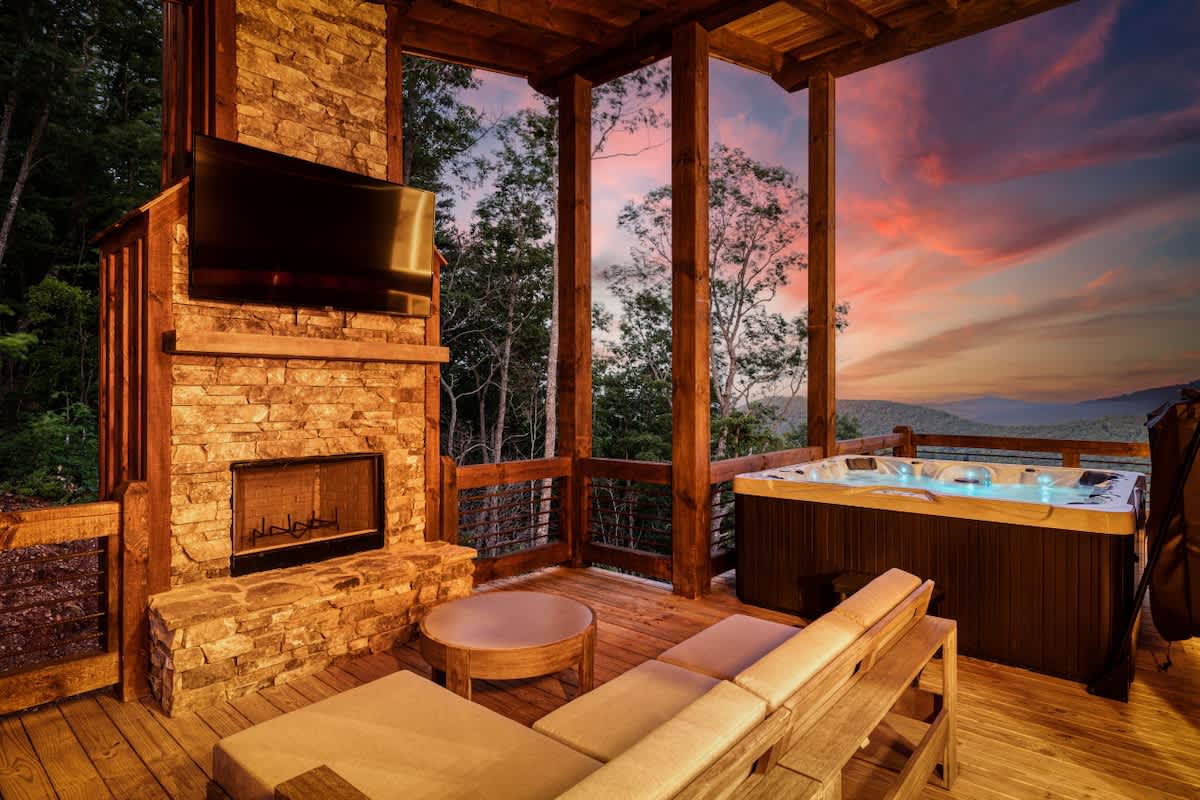 6 Bedroom Mountain Cabin w/ Hot Tub & Game Room #48