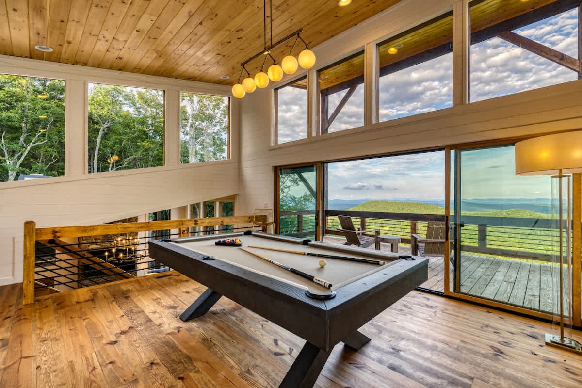 6 Bedroom Mountain Cabin w/ Hot Tub & Game Room #63