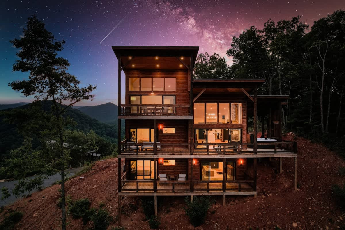 6 Bedroom Mountain Cabin w/ Hot Tub & Game Room #49