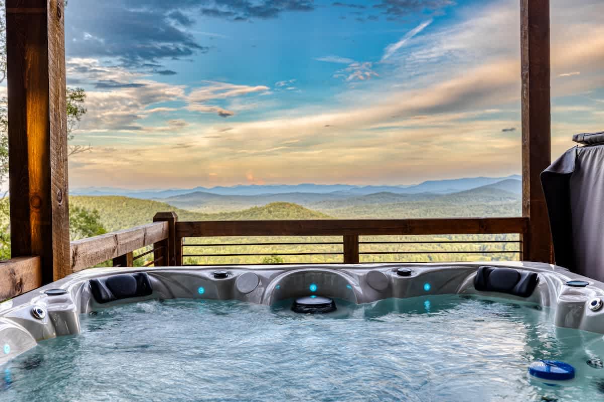 6 Bedroom Mountain Cabin w/ Hot Tub & Game Room #64