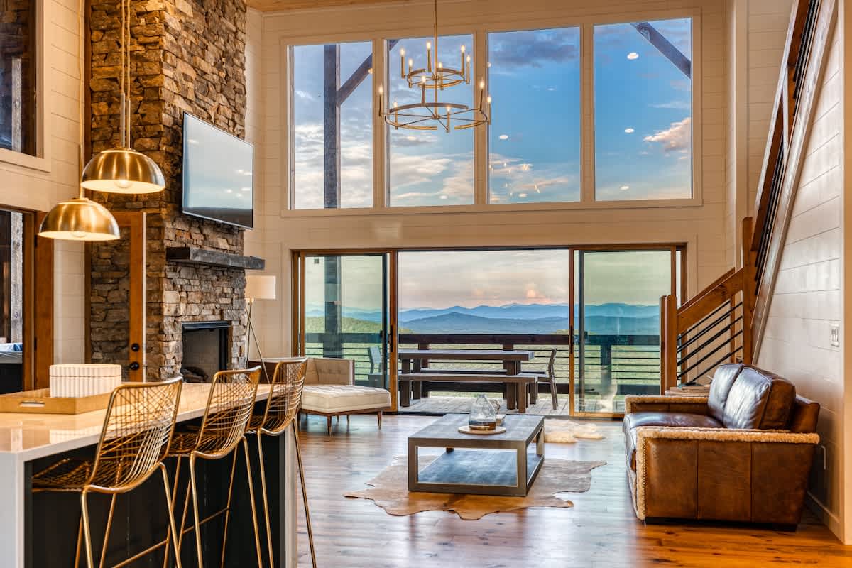 6 Bedroom Mountain Cabin w/ Hot Tub & Game Room #51