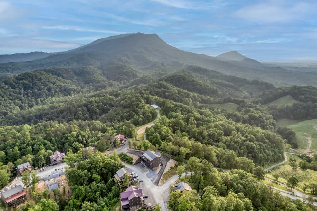 Luxury 20BR Mtn Estate | Indoor Pool & Hot Tub #4