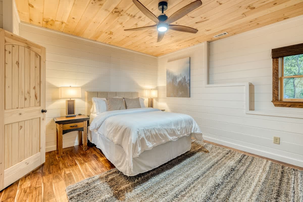 4BR Pineview | Hot Tub & Scenic Views | Arcade #18