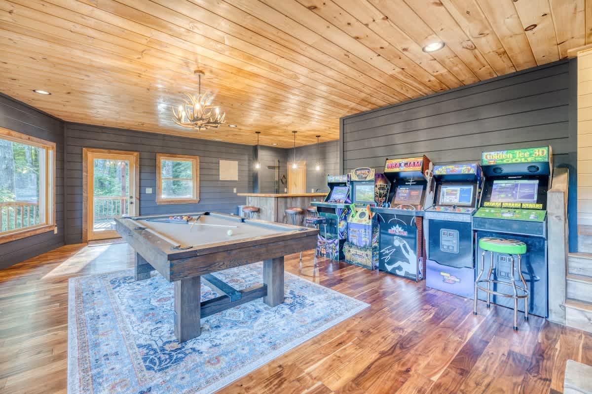 4BR Pineview | Hot Tub & Scenic Views | Arcade #32