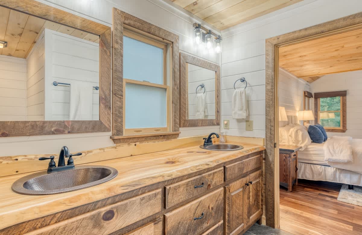 4BR Pineview | Hot Tub & Scenic Views | Arcade #27