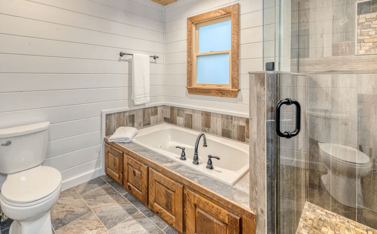 4BR Pineview | Hot Tub & Scenic Views | Arcade #10