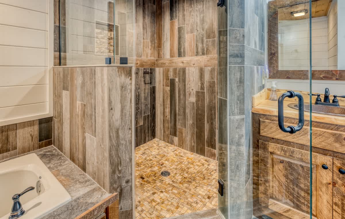 4BR Pineview | Hot Tub & Scenic Views | Arcade #11